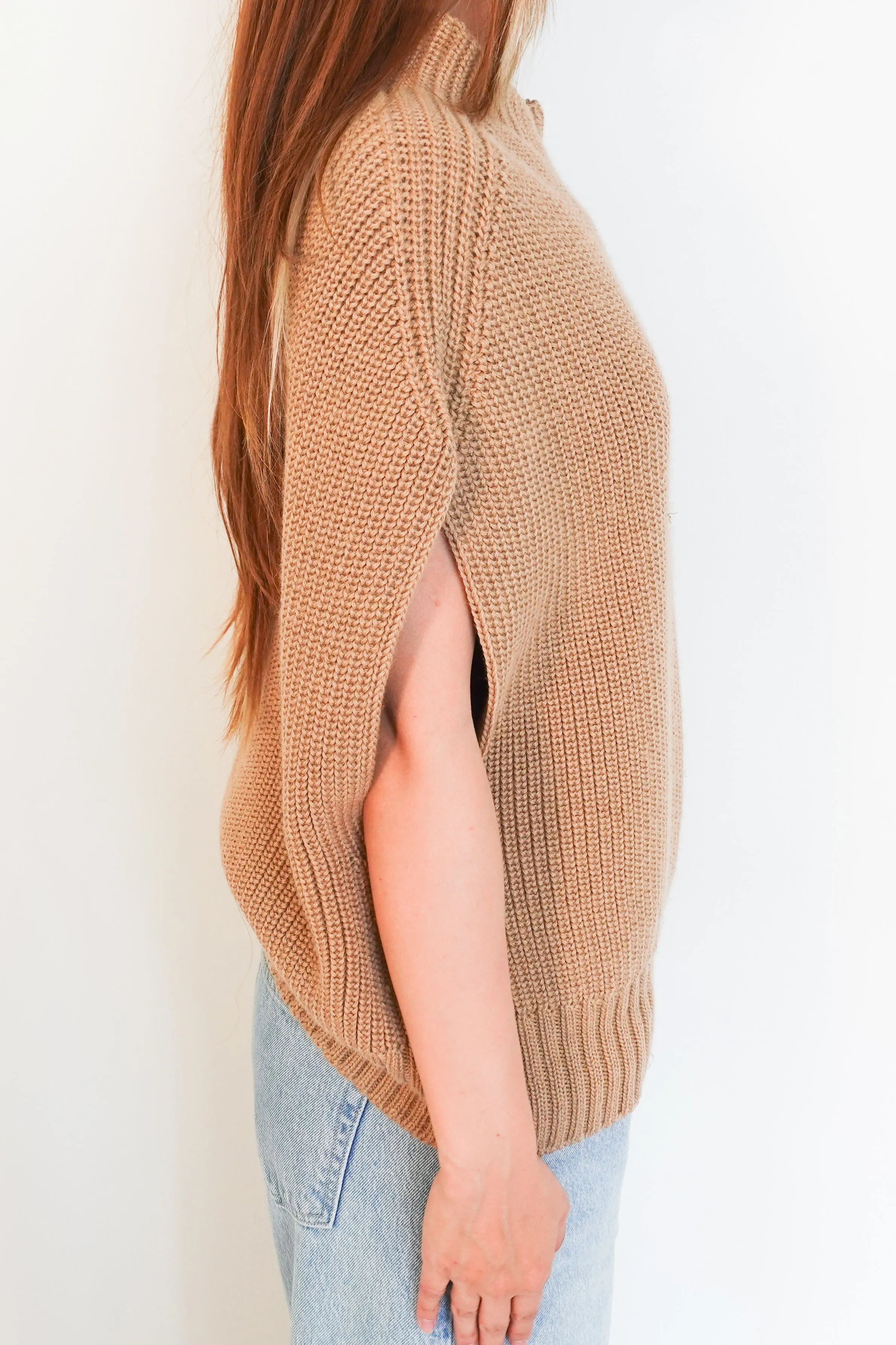 Sleeveless knitted vest